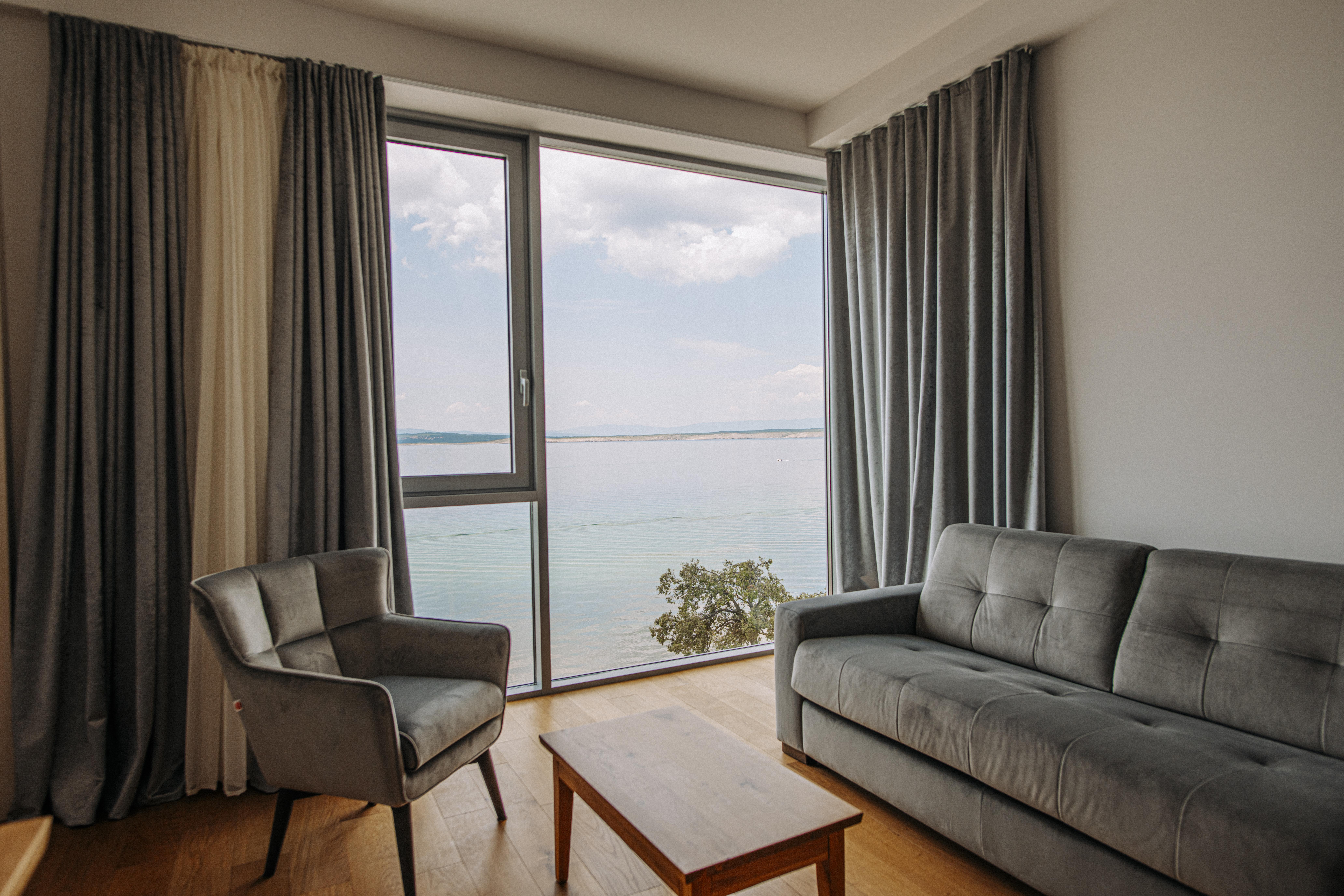 Hotel Miramare Crikvenica Εξωτερικό φωτογραφία A living room with curtains