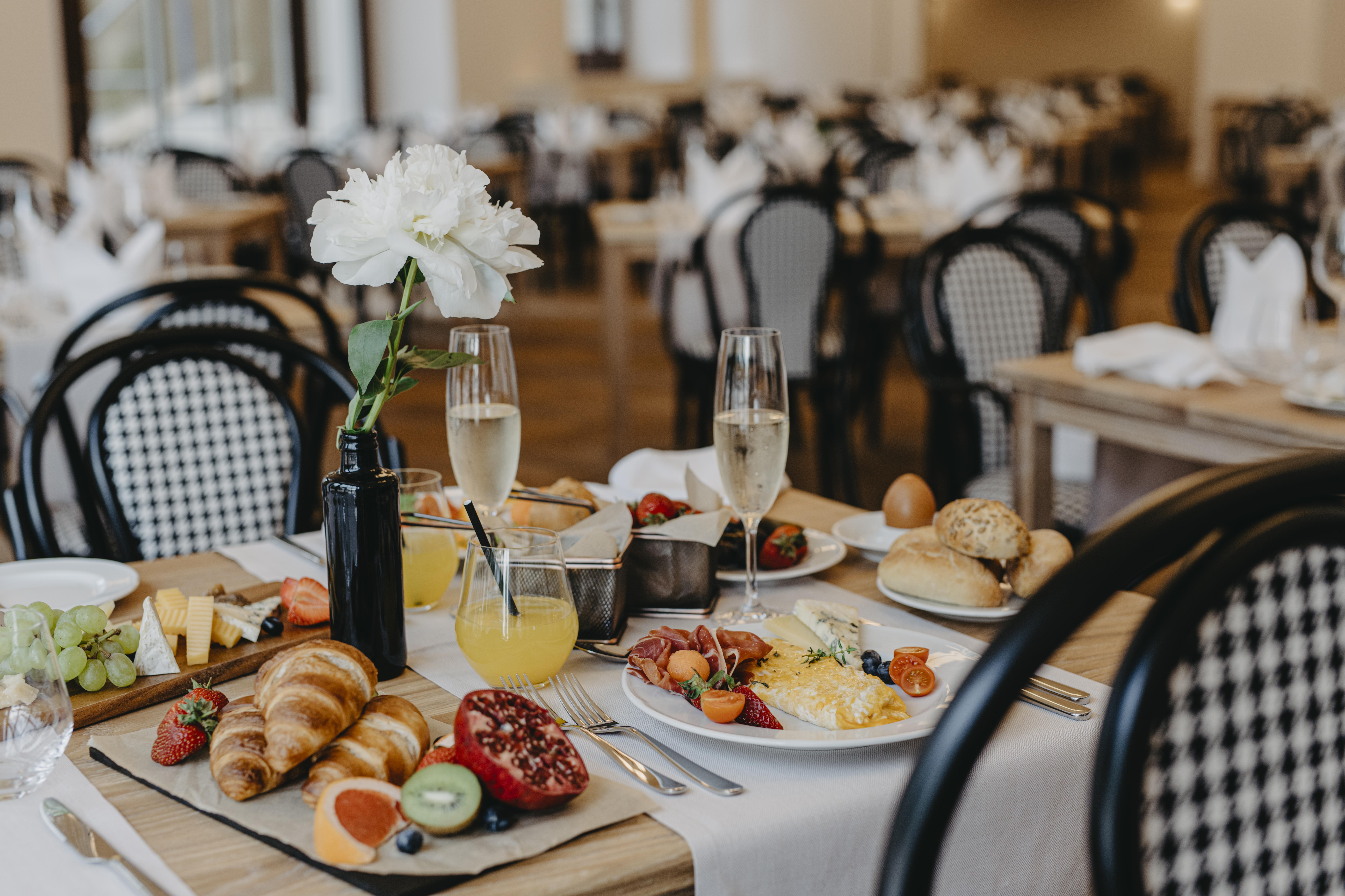 Hotel Miramare Crikvenica Εξωτερικό φωτογραφία Breakfast at the Hotel