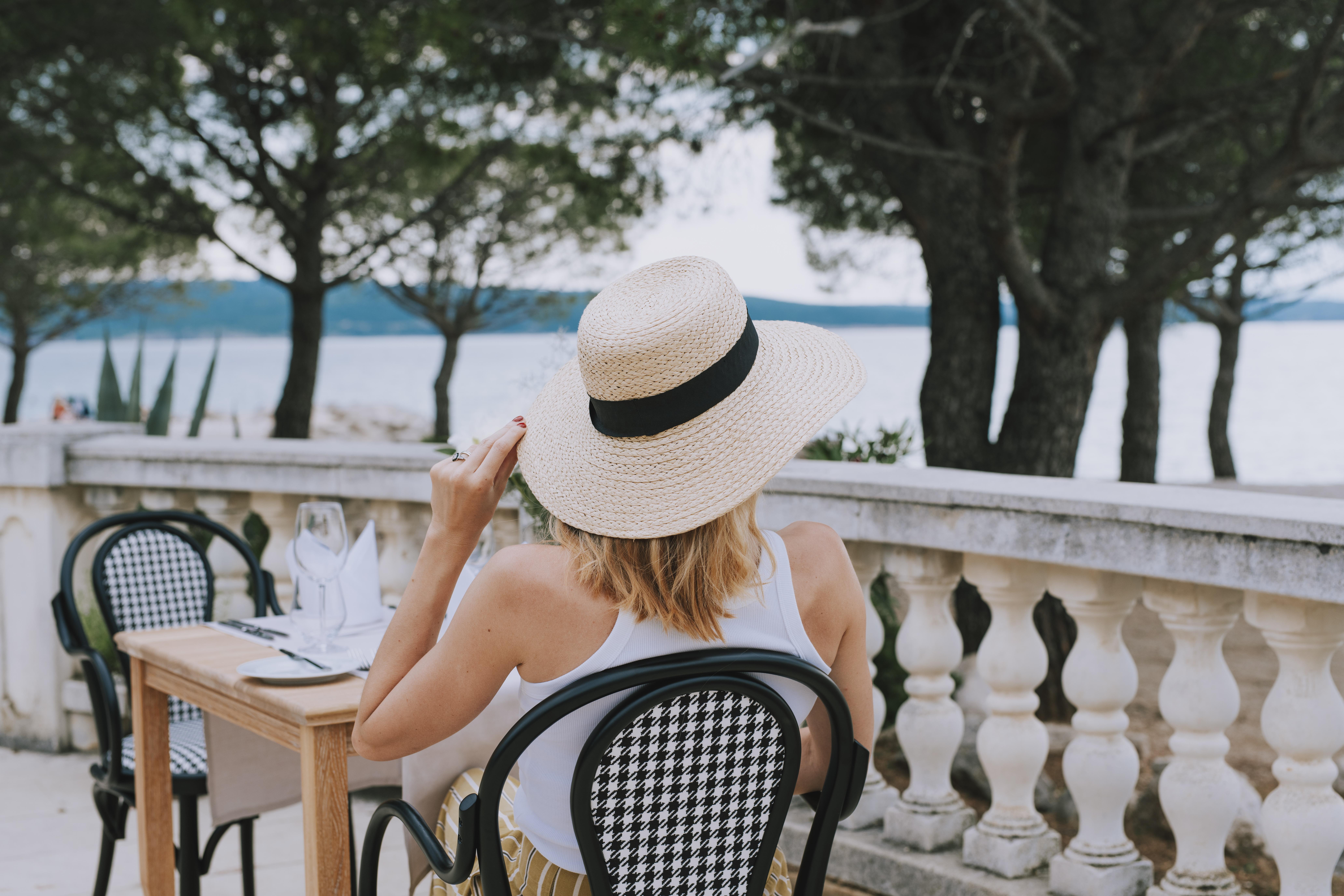 Hotel Miramare Crikvenica Εξωτερικό φωτογραφία A woman wearing a sun hat