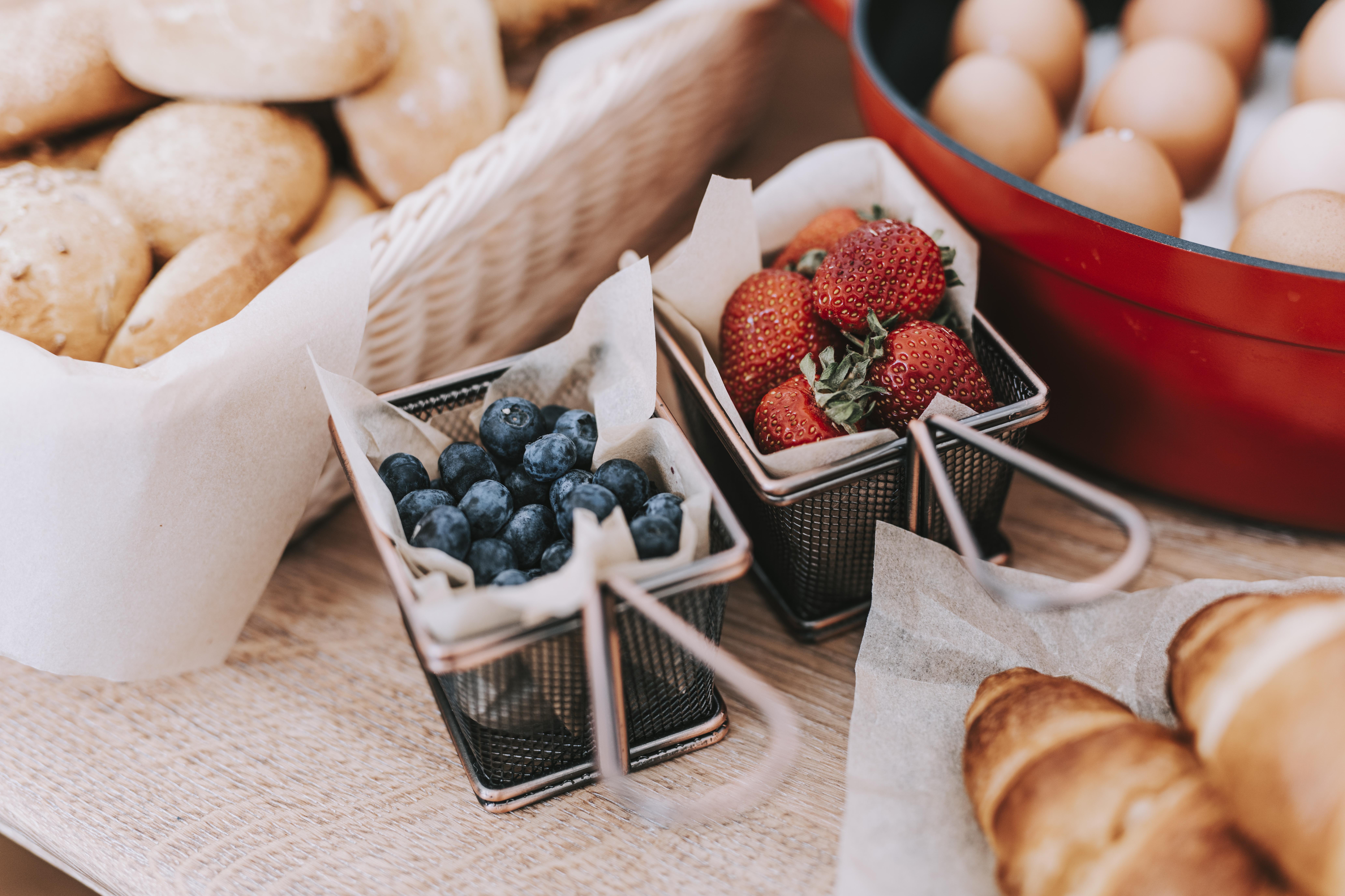 Hotel Miramare Crikvenica Εξωτερικό φωτογραφία Strawberries and blueberries in wire baskets