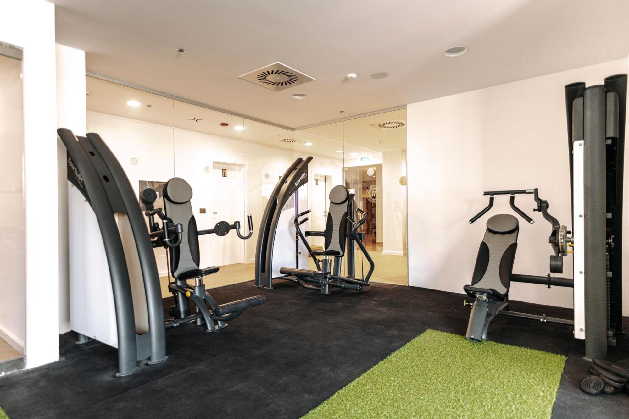 Hotel Miramare Crikvenica Εξωτερικό φωτογραφία The gym at the hotel